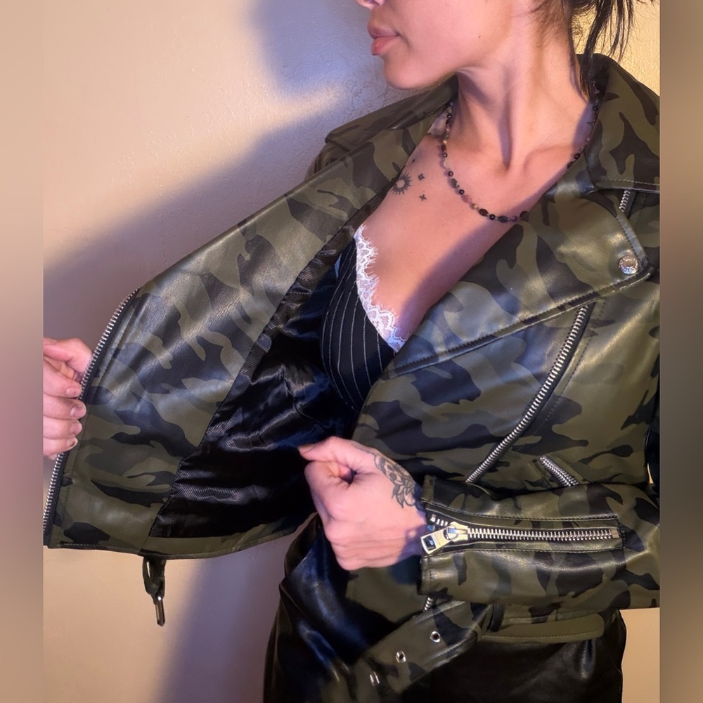 Calvin Klein Green Camouflage Faux Leather Motto Biker Jacket - Picture 5 of 8